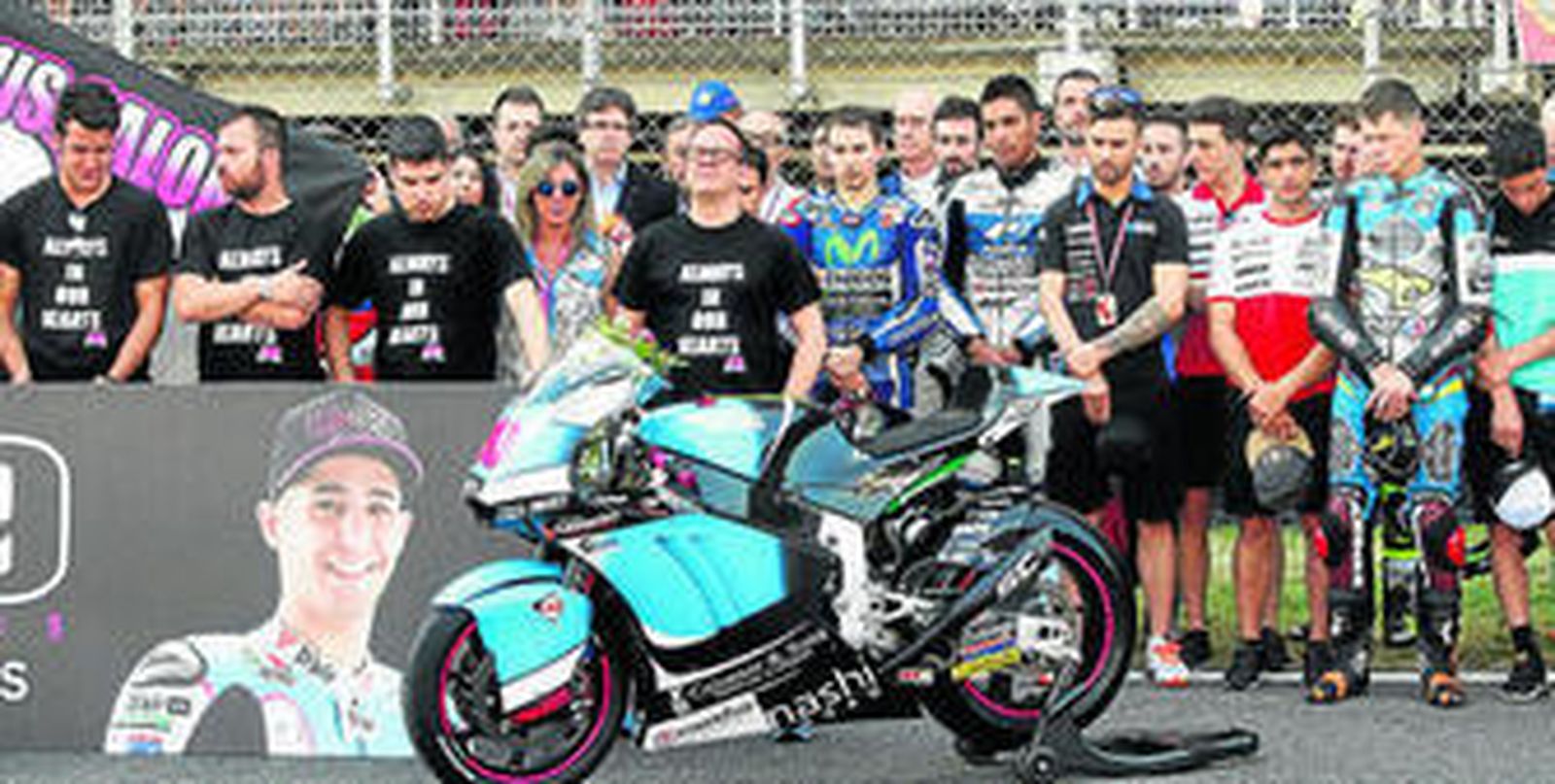 Los familiares y compañeros de Salom emocionados en el homenaje antes del Gran Premio.