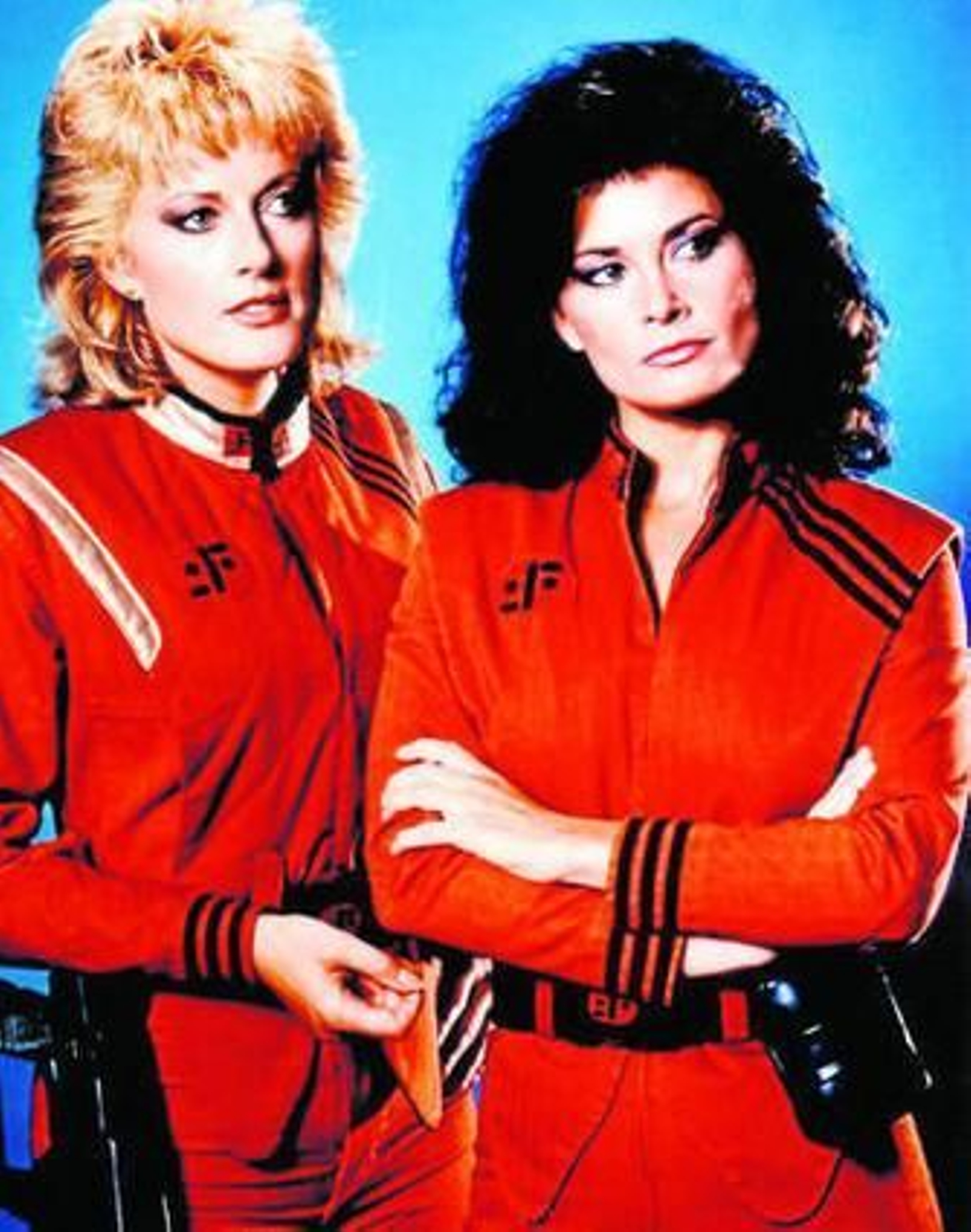 Diana (Jane Badler), a la derecha, jefa de los visitante invasores.