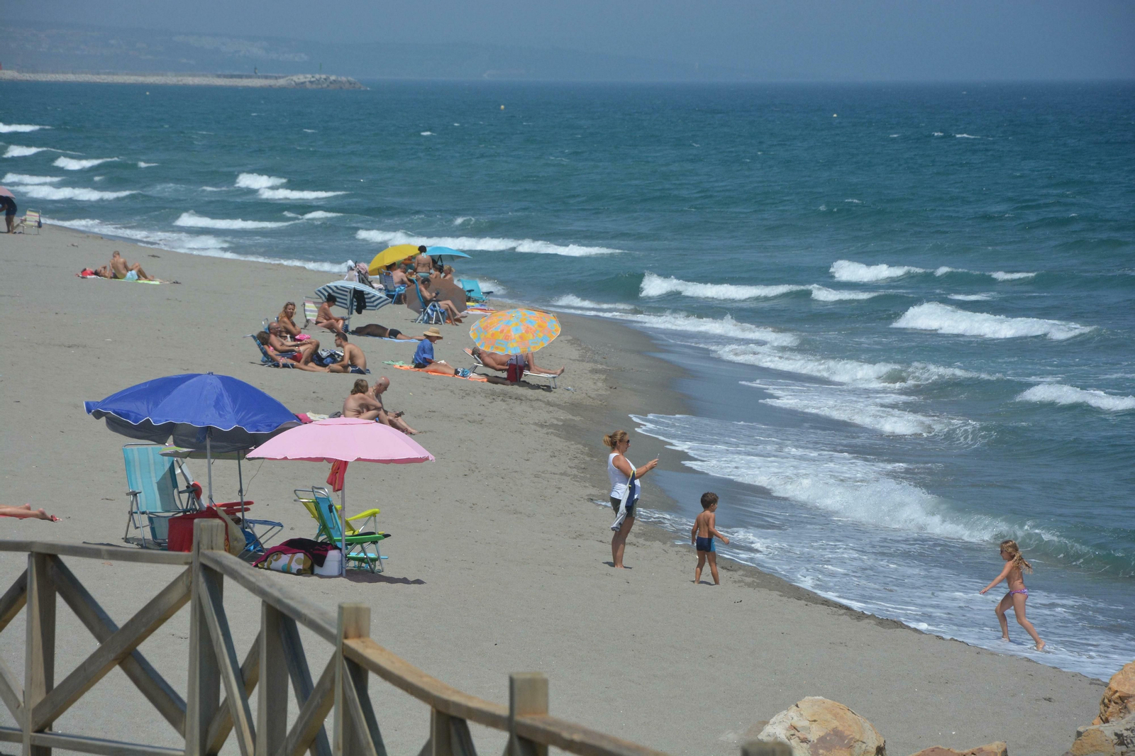 Varios bañistas en la playa de Levante, en La Línea, en una imagen reciente.