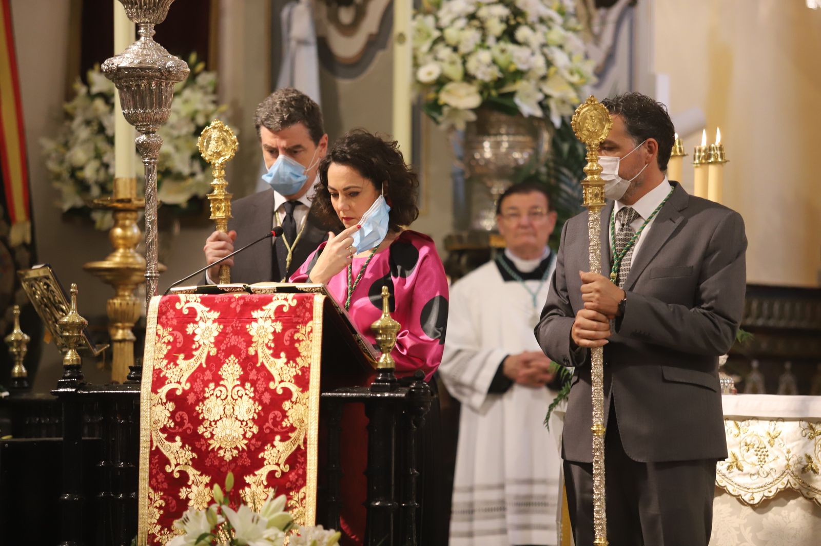 Imágenes de la misa de Pentecostés atípica y a puerta cerrada por el coronavirus, en la parroquia de la Asunción de Almonte