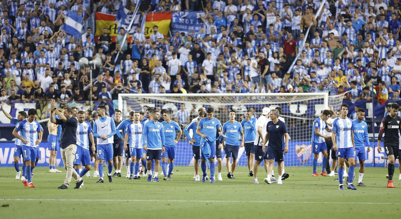 Los jugadores se despiden de la afición.