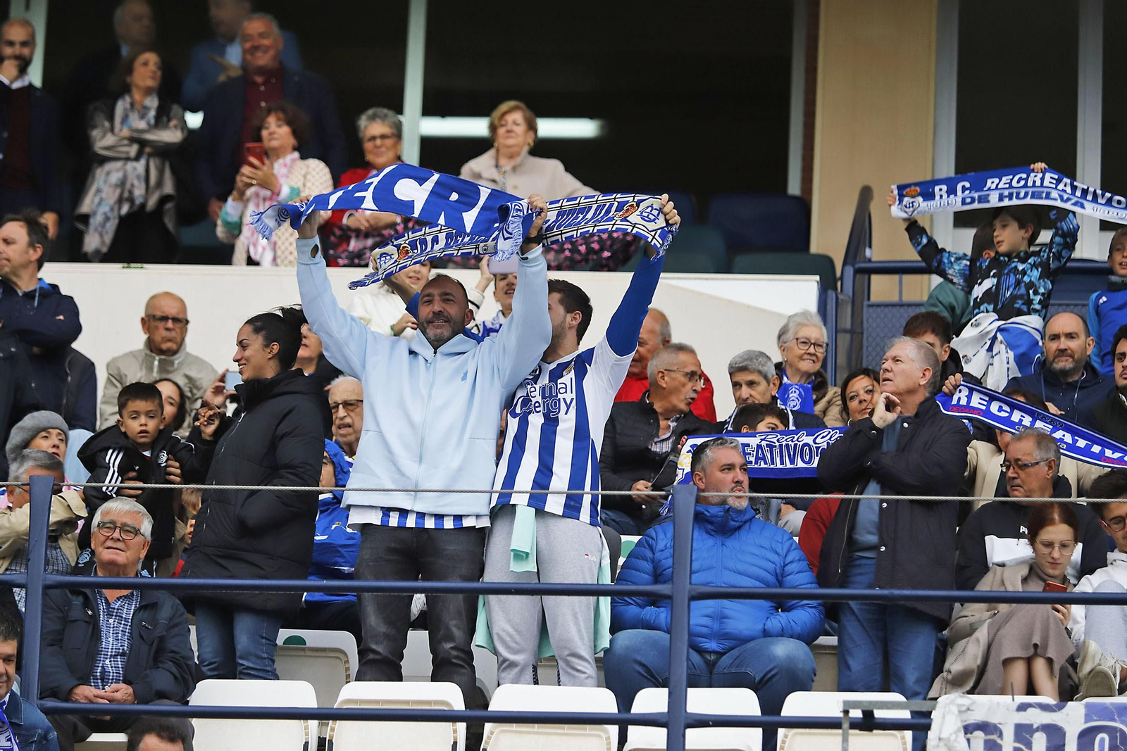 Imágenes del ambiente en el Recreativo de Huelva - San Fernando