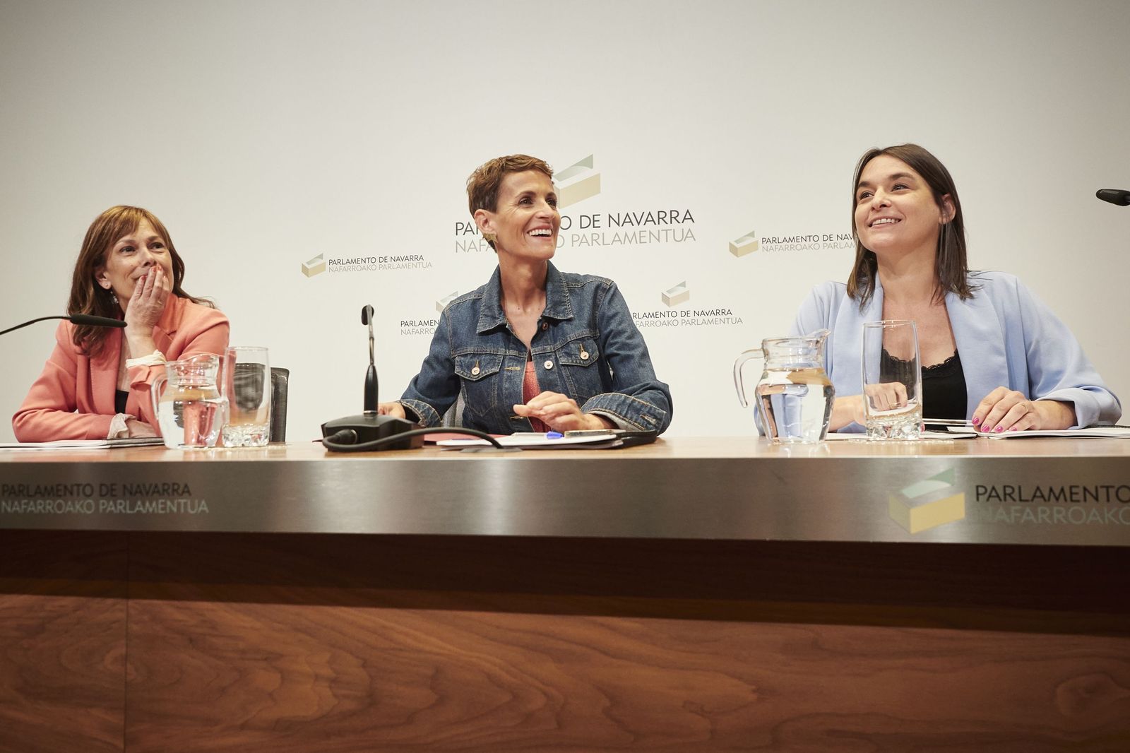 Las líderes de las tres formaciones durante la firma del acuerdo de legislatura.