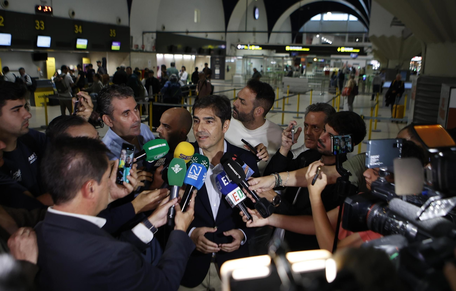 Ángel Haro atiende a los medios de comunicación.