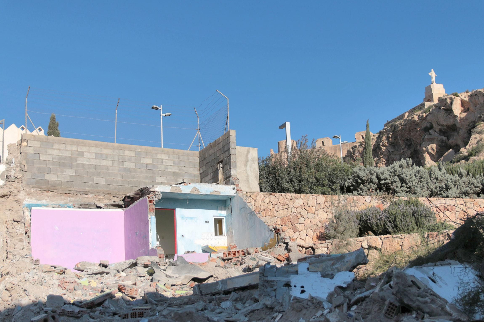 Las imágenes del derribo de las casas del entorno de la Alcazaba
