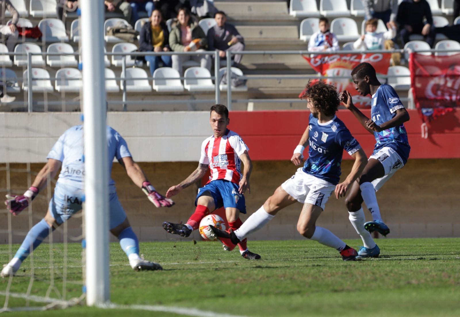 Romero, en una de sus ocasiones ante el Sanluqueño.
