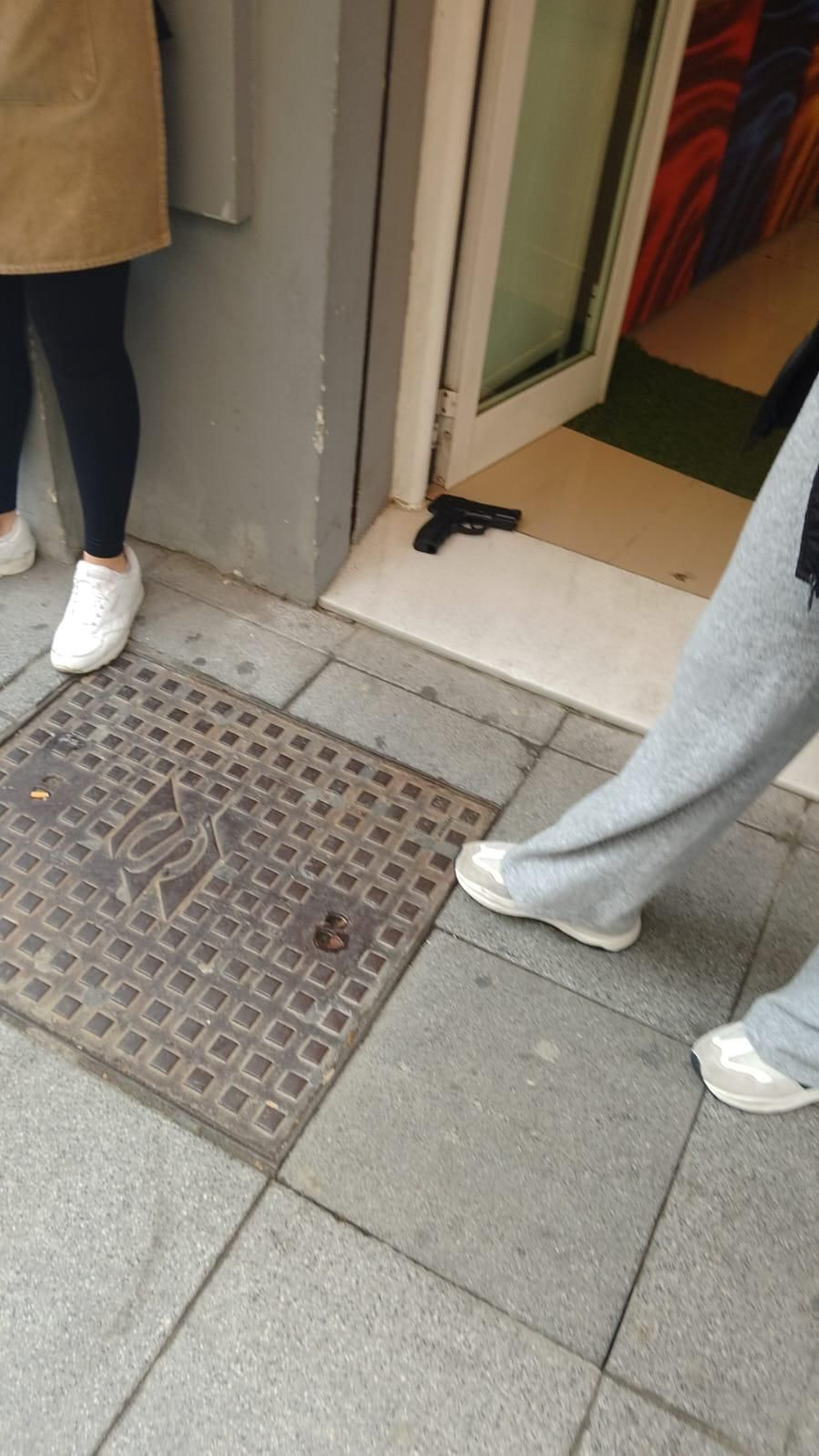 La pistola falsa que han utilizado los atracadores.