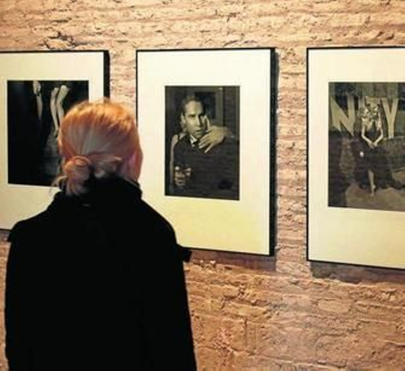 Arriba, a la izquierda, una visitante en la exposición del Cicus, y sobre estas líneas, tres de las imágenes de Larry Fink que se incluyen en 'Body and Soul'.