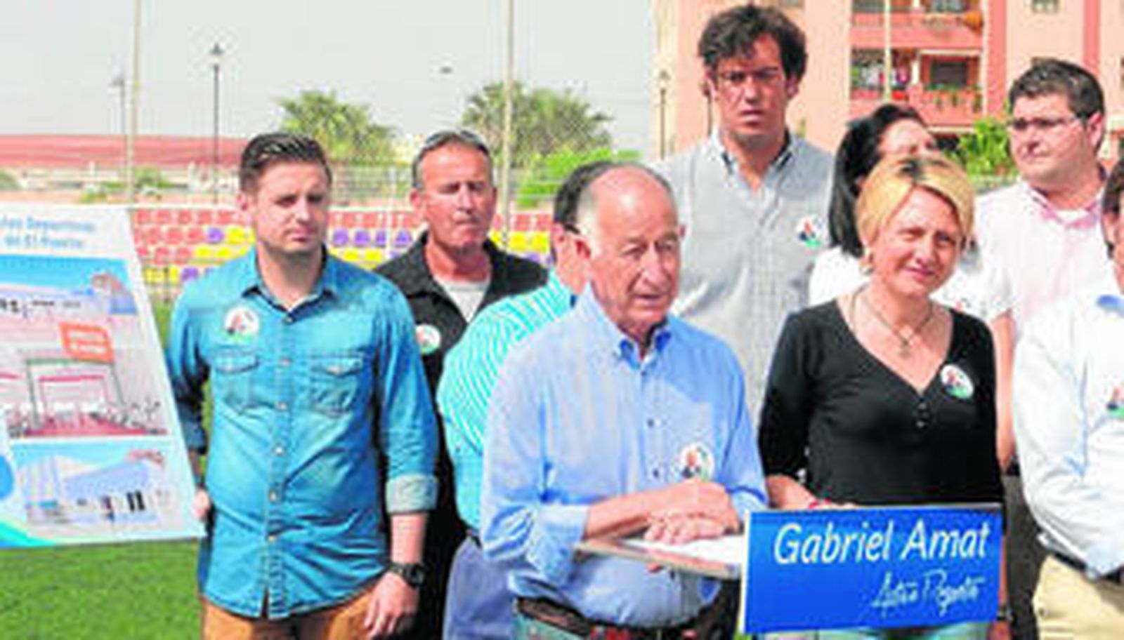 La candidatura popular estuvo ayer en un acto de campaña en el campo de fútbol de Las Salinas.
