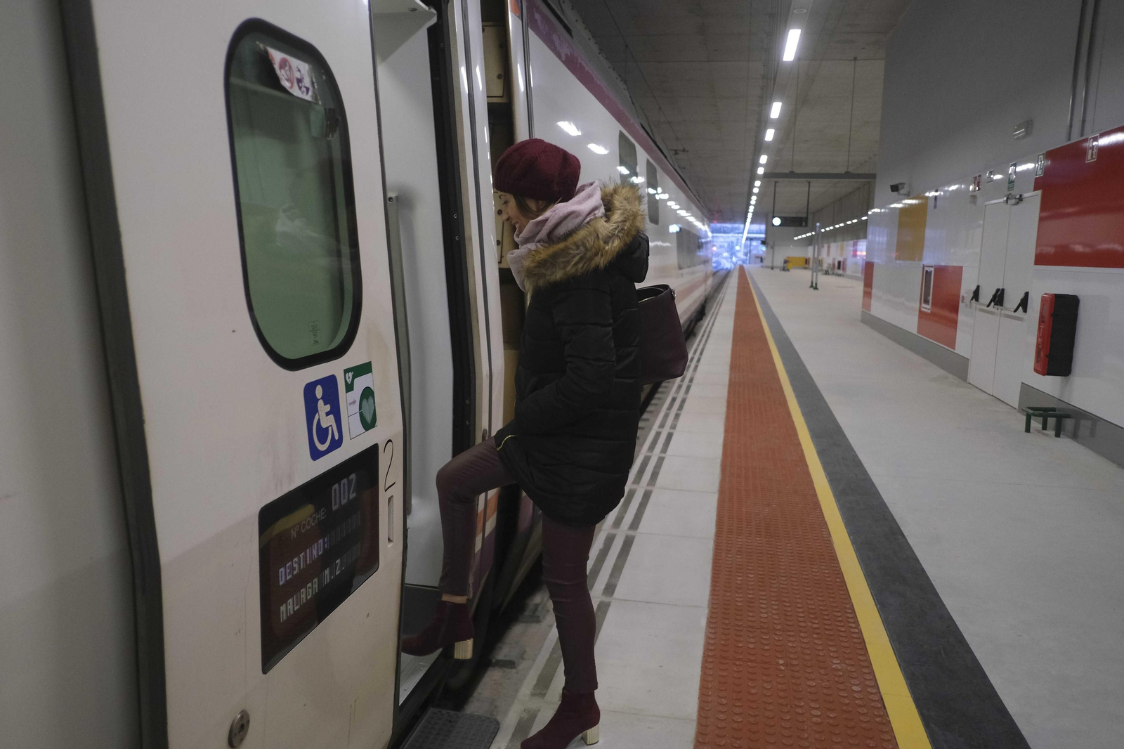 Viajera utilizando la nueva conexión mediante Avant entre Antequera y Málaga.