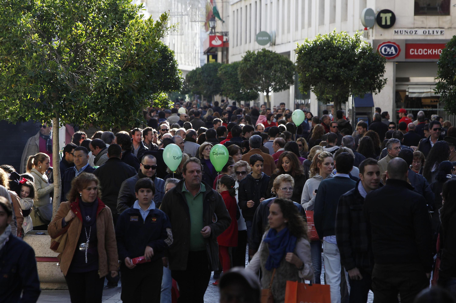Gente paseando por el centro de Sevilla.