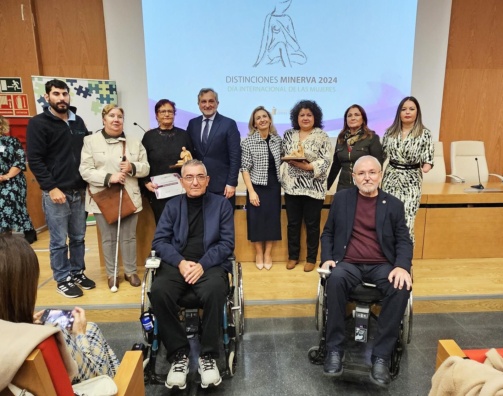 Encarna Tamayo y Rosa María Sánchez, premio Minerva de Verdiblanca