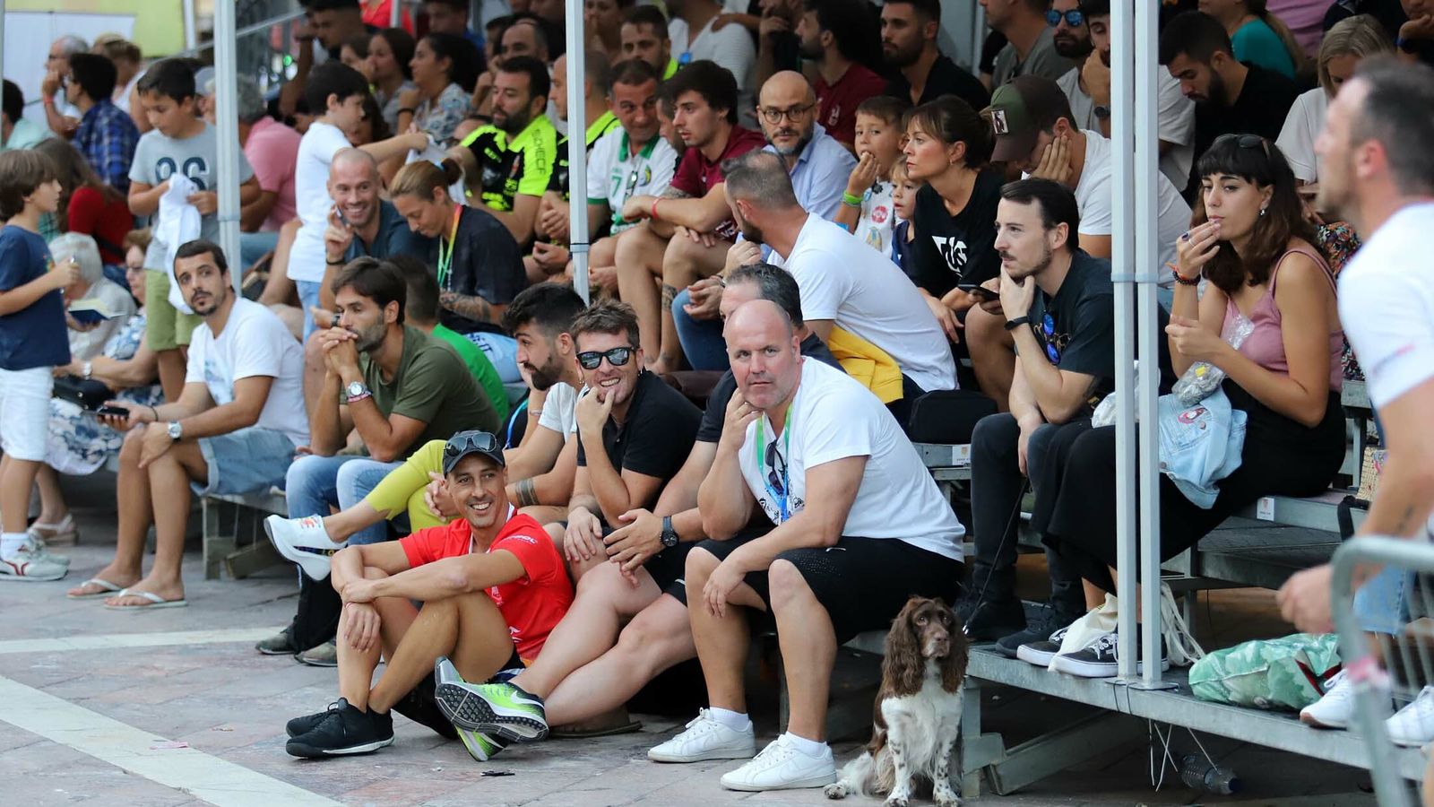 Los aficionados disfrutan de los partidos del Nacional desde la grada