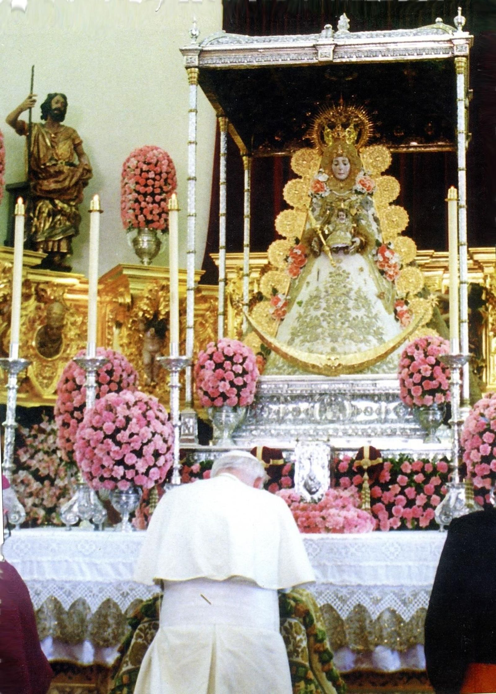 Juan Pablo II reza ante la Blanca Paloma. Se hace el silencio en la marisma.