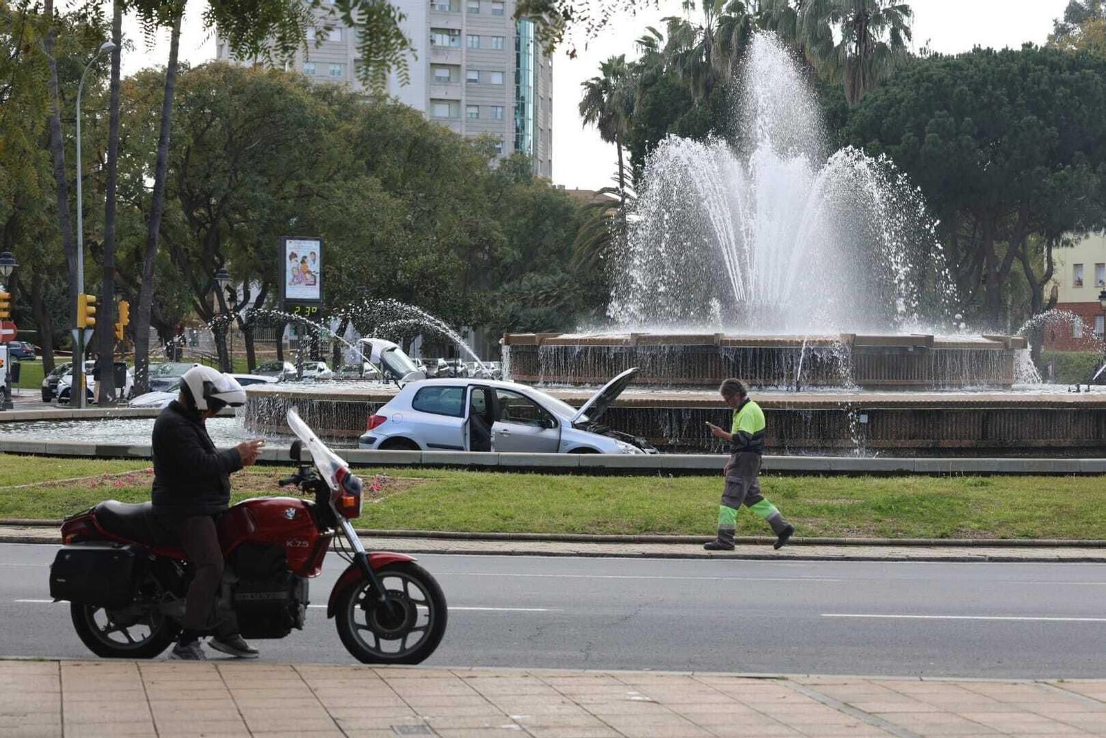 Las espectaculares imágenes de un coche accidentado que acabó en la fuente de la Avenida de Andalucía