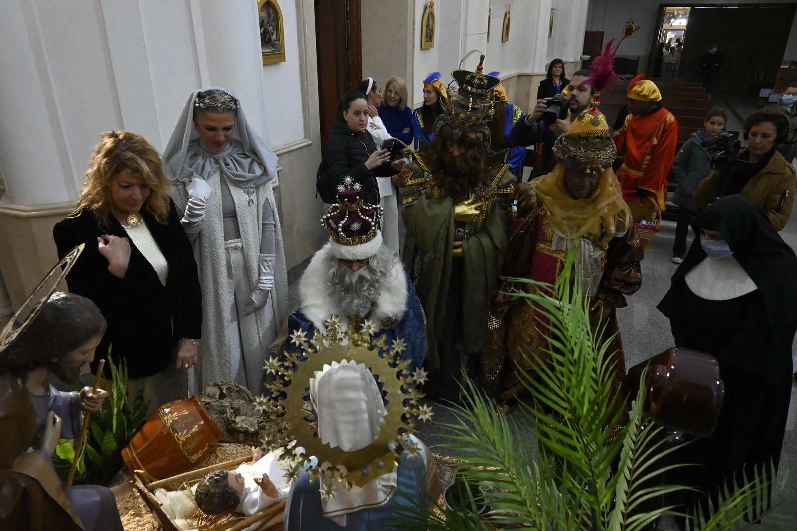 Visita de los Reyes Magos a los ancianos de los asilos de Huelva, en imágenes