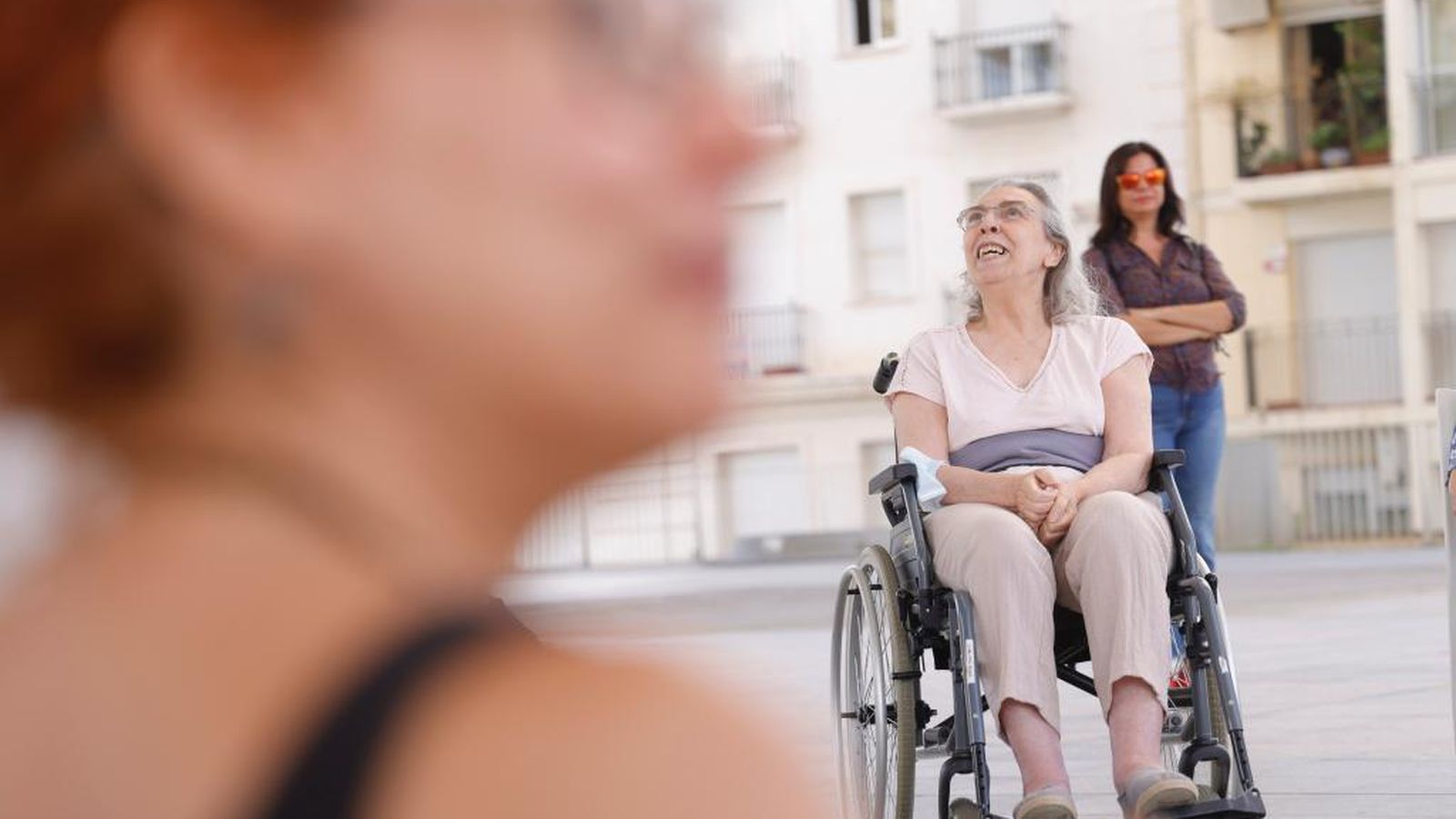 Otra de las participantes en silla de ruedas, durante la medicación.