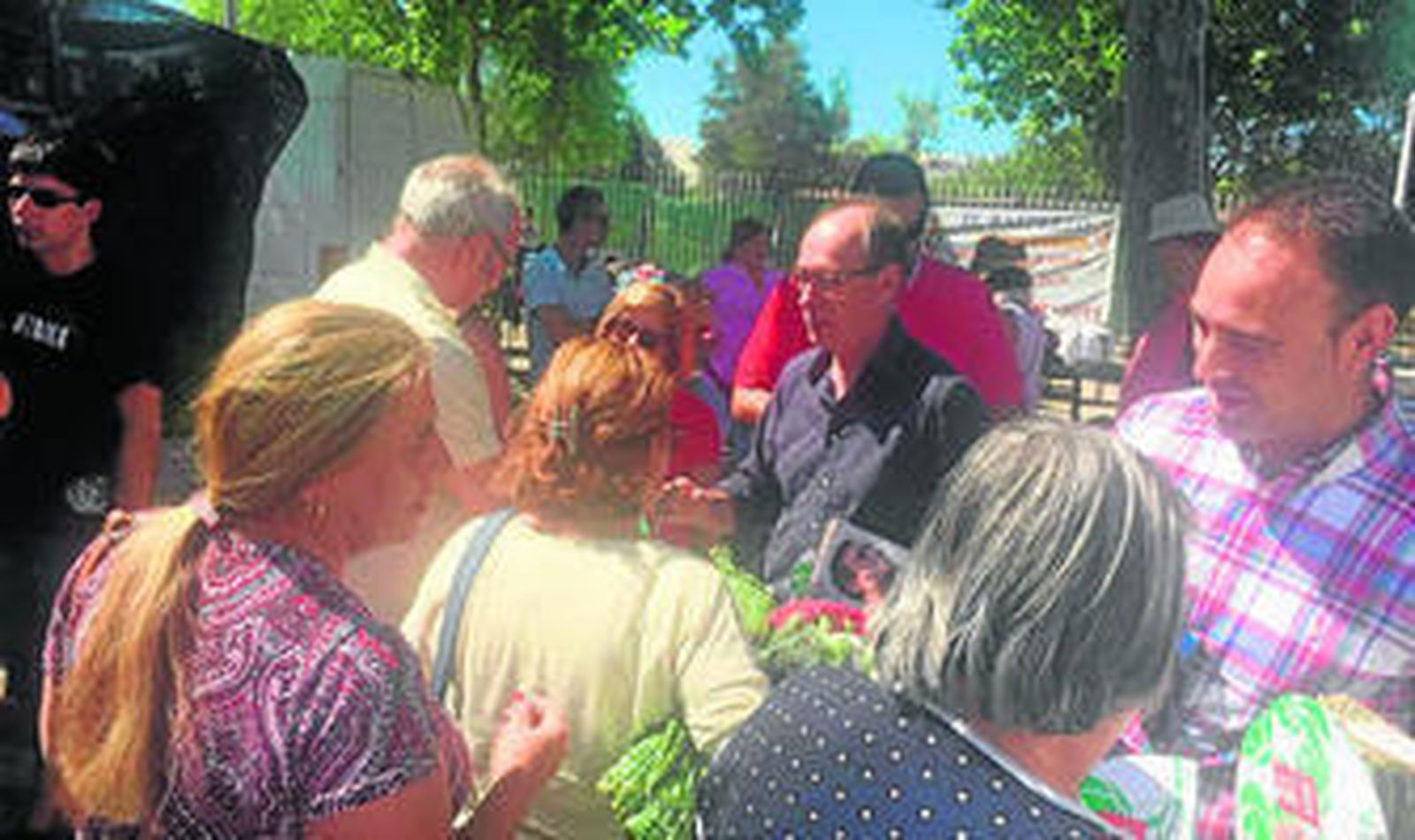 Los socialistas, ayer en Isla Cristina, donde repartieron propaganda electoral.