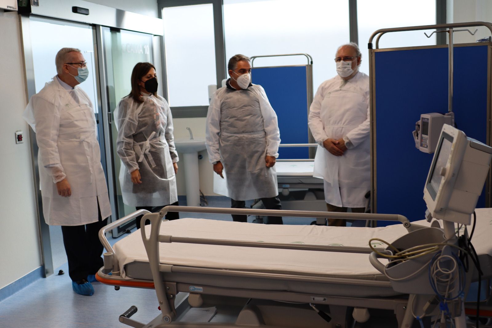 Responsables de la Junta y del SAS, este sábado, en el Hospital de Ronda.