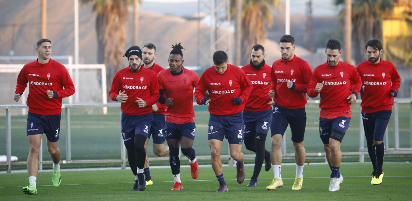 Los jugadores del Córdoba CF se ejercitan en la Ciudad Deportiva.