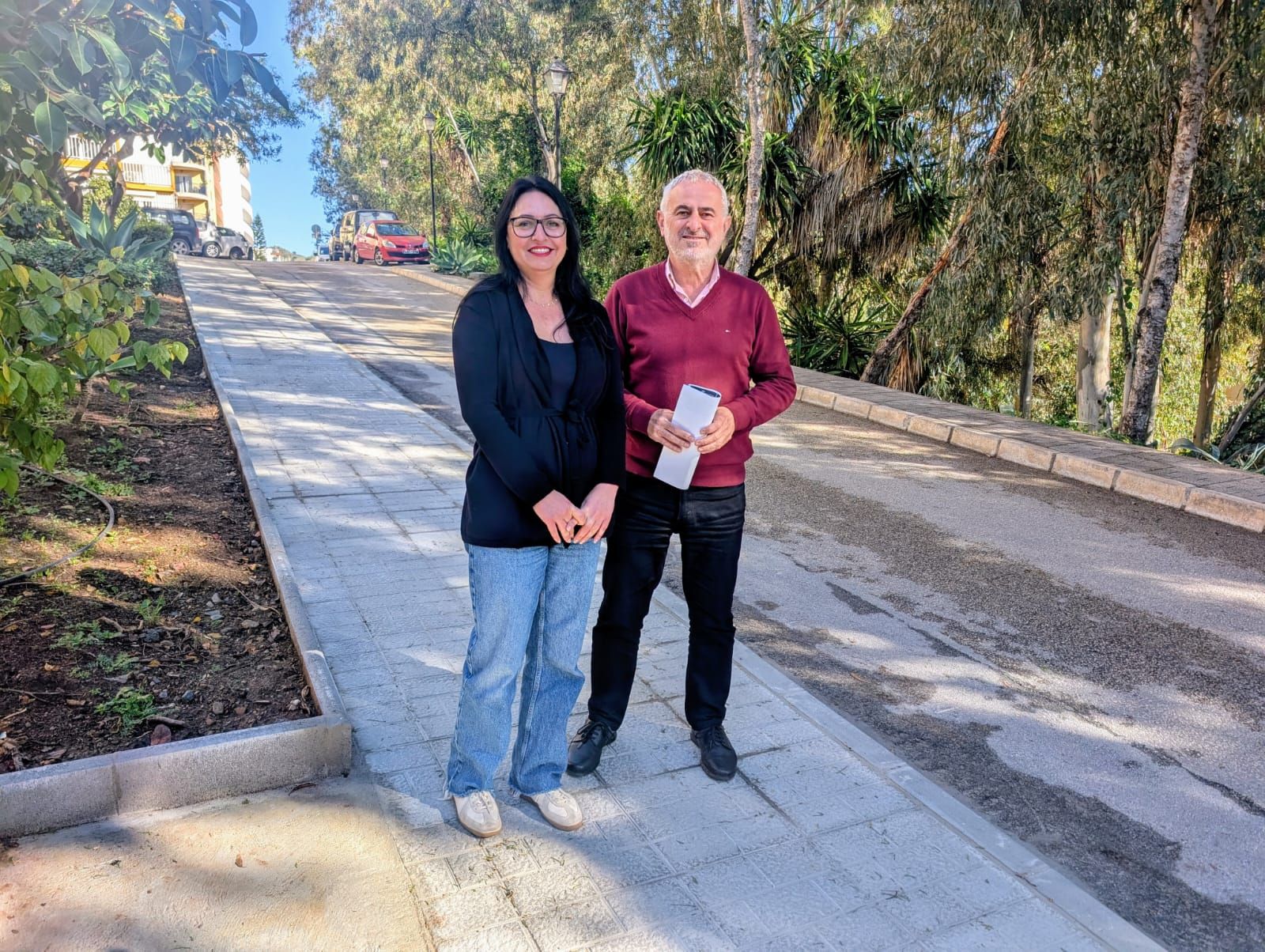 Rocío Ruiz, teniente alcalde de Benajarafe, junto a Jesús María Claros, concejal de Infraestructuras, en el lugar donde se ha culminado el acerado