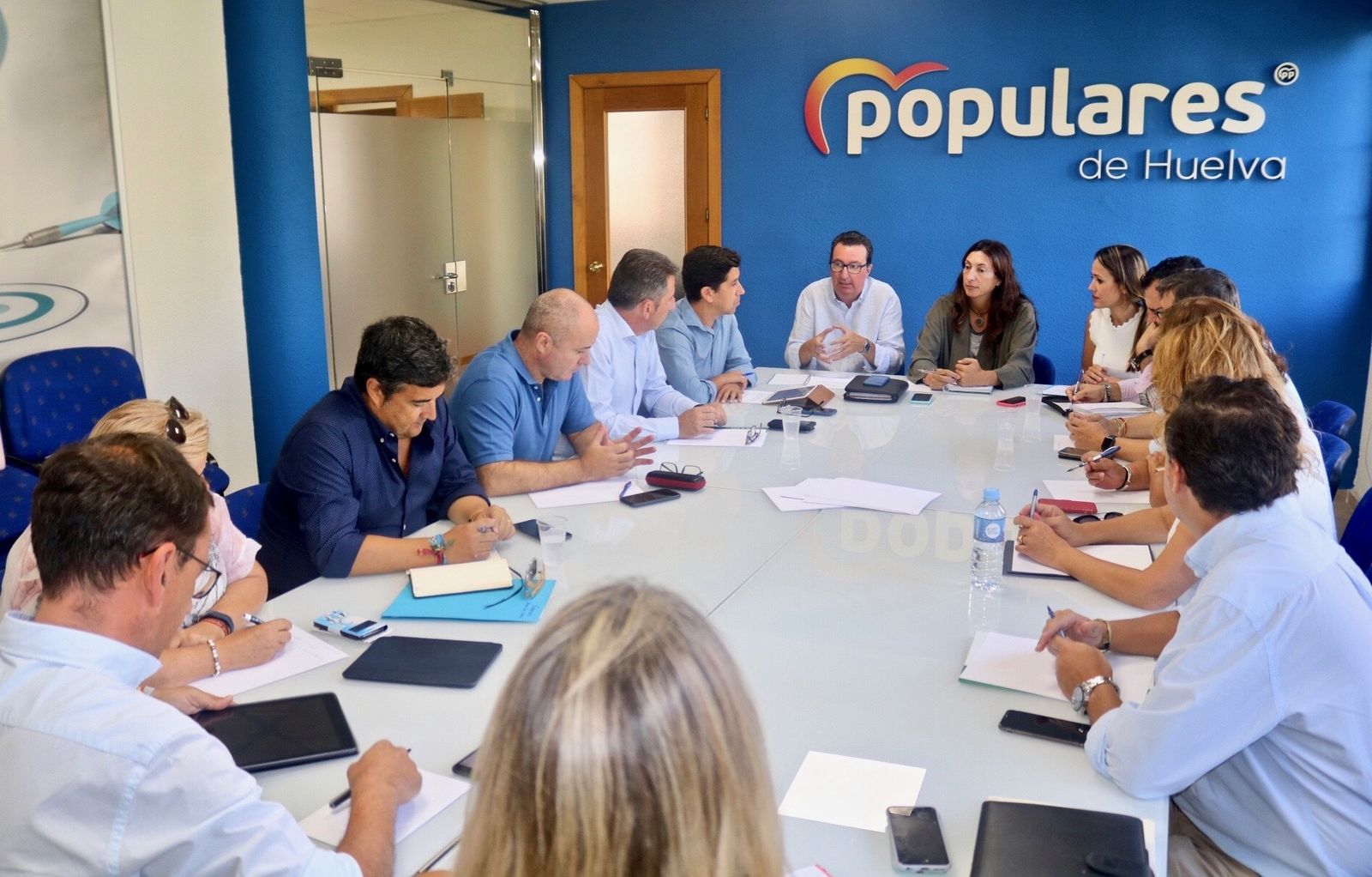 Reunión de Loles López y Manuel Andrés González con los cargos de la Junta.