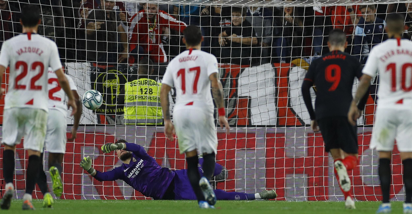 Vaclik rechaza el balón a disparo de Diego Costa desde el punto de penalti.