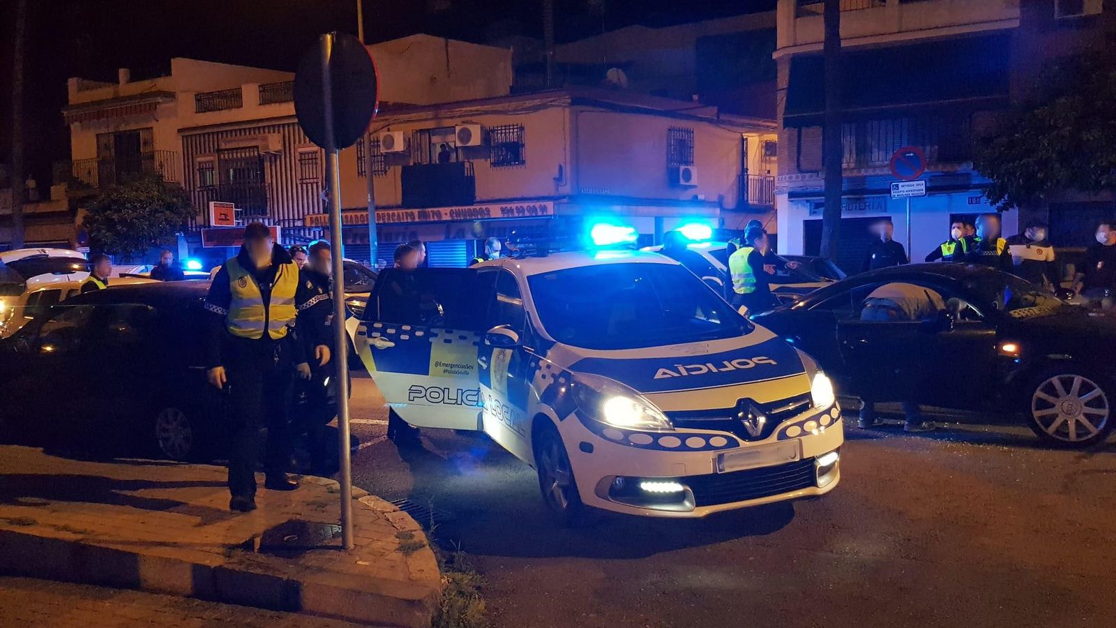 Policías locales y nacionales, en el lugar donde finalizó la fuga.