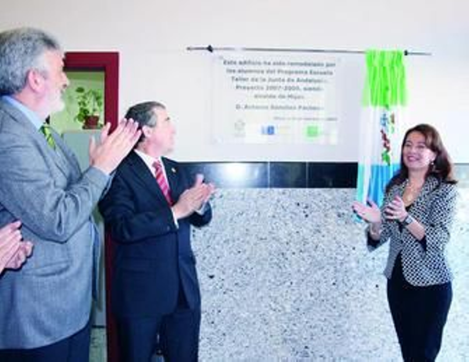 Lomeña, Sánchez y Luna, en el momento en que se descubre la placa de inauguración del edificio.