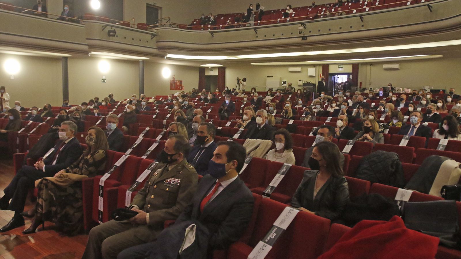 Asistentes a la entrega de premios en el Teatro Góngora.