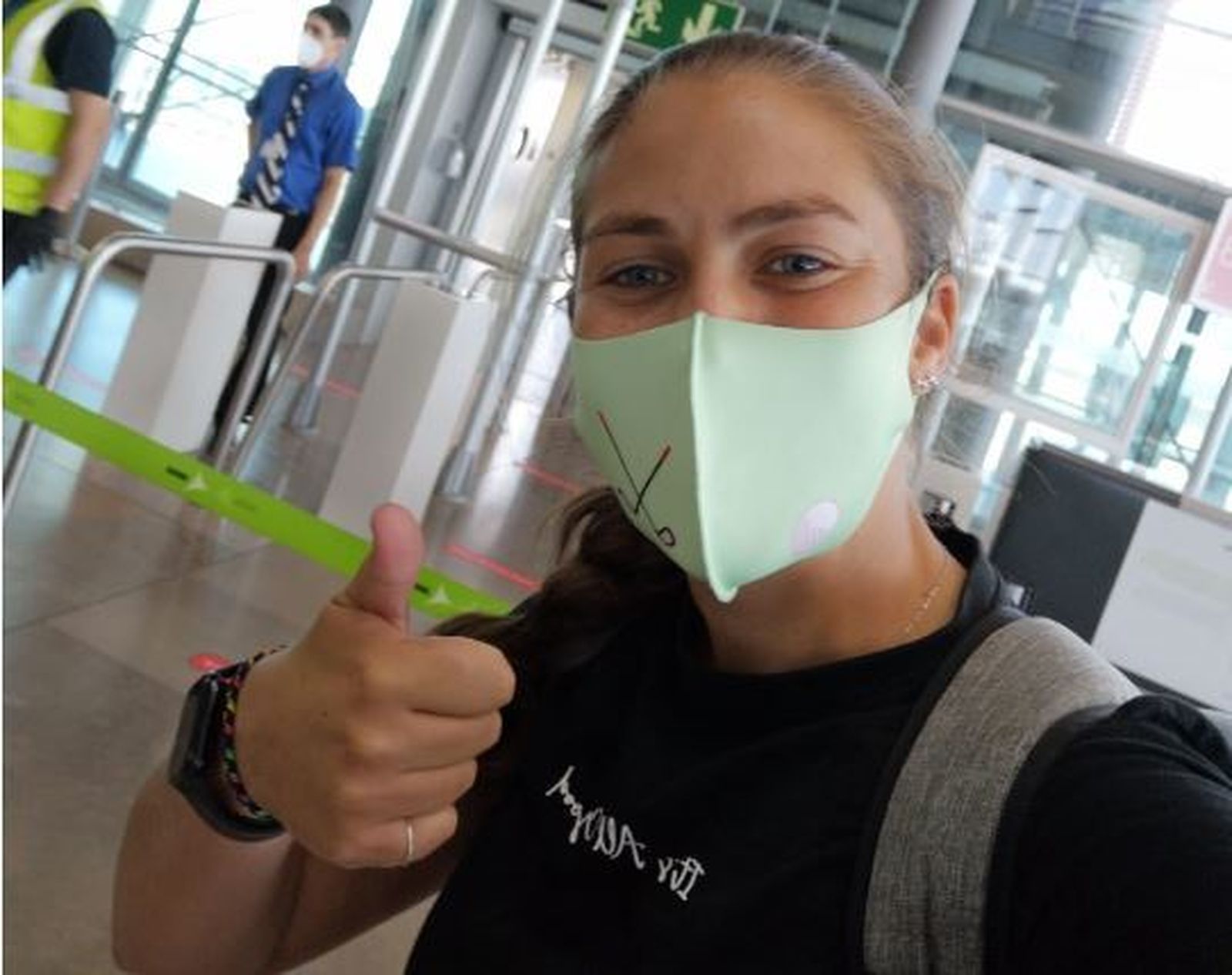 María Parra, en el aeropuerto antes de partir hacia Florida, este sábado