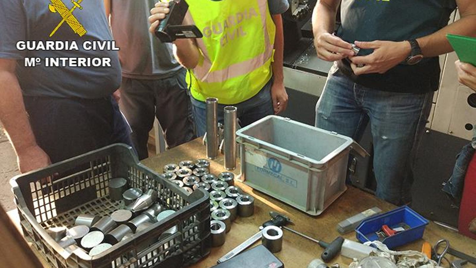 Guardias civiles, en uno de los talleres de la banda.