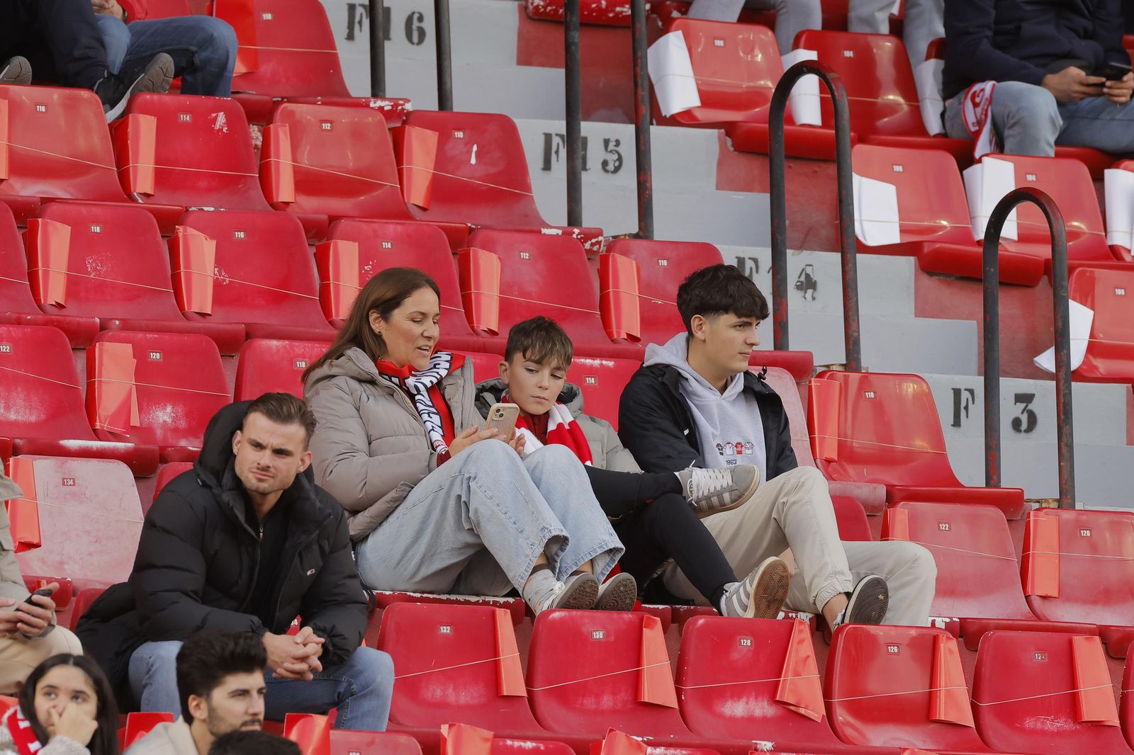 Búscate en las fotos del Sevilla -Betis