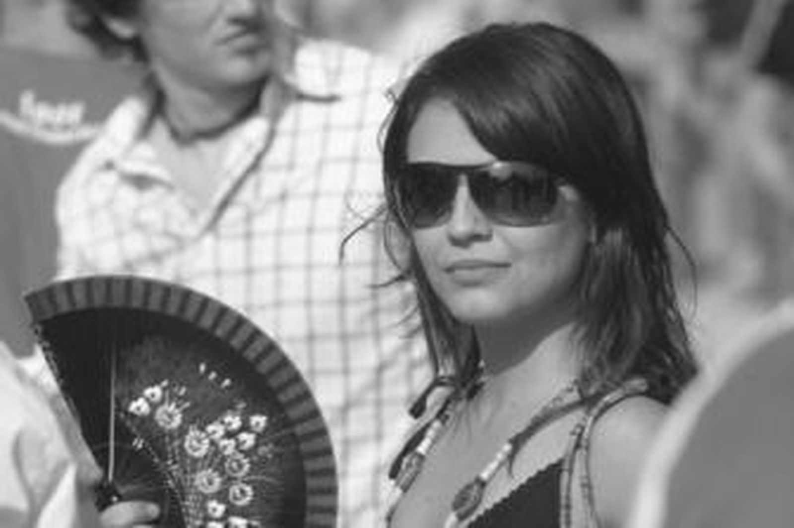 Imagen de una joven refrescándose con la ayuda de un abanico para aliviar las altas temperaturas.