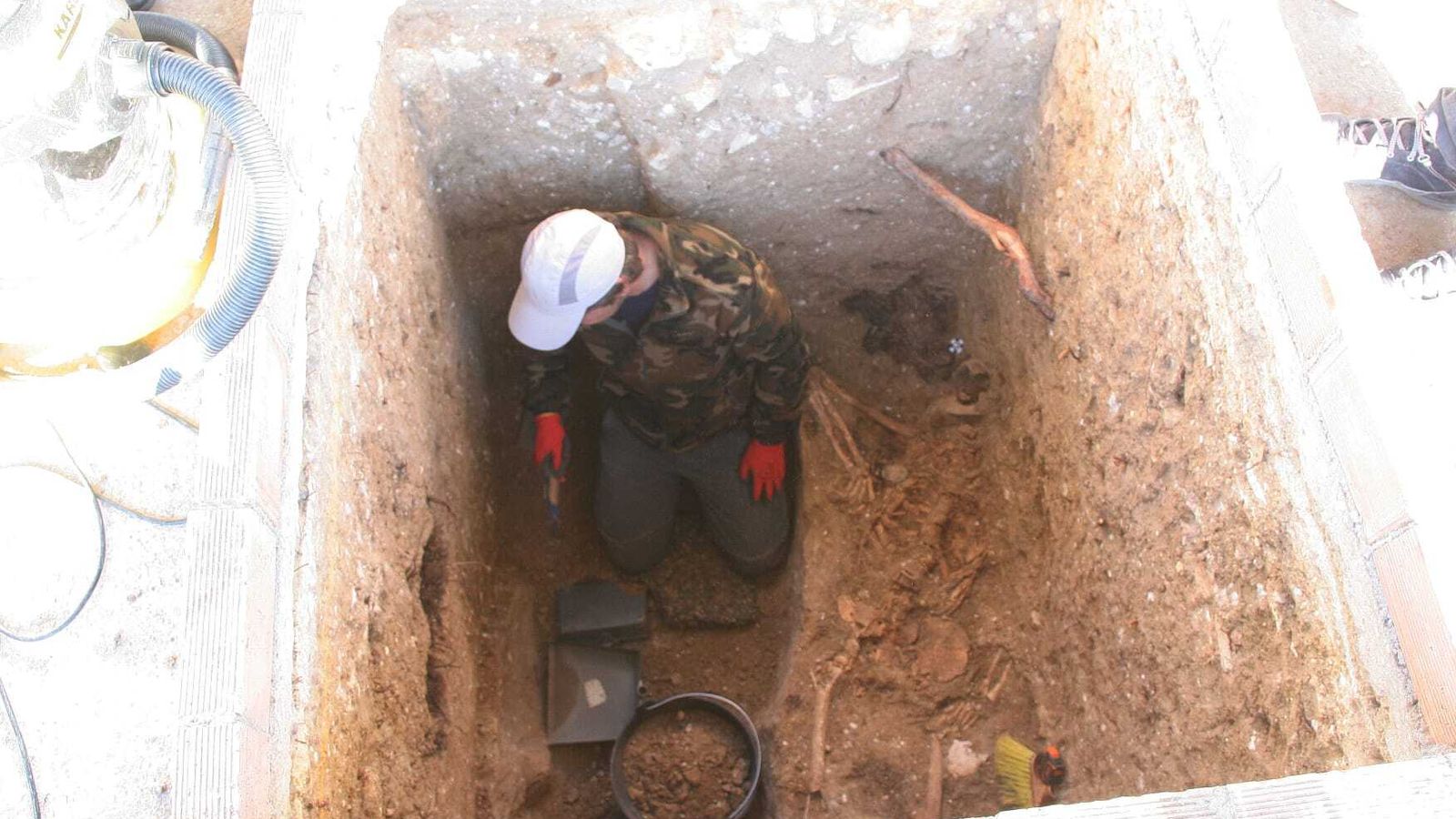 Una de las prospecciones realizadas en el cementerio de El Puerto.