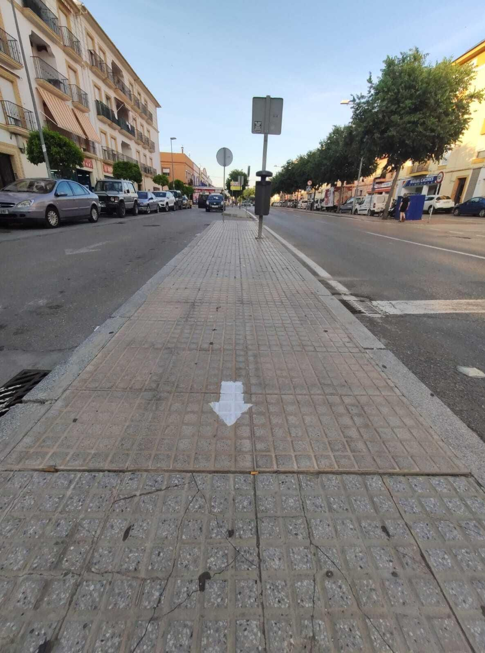 Calle del municipio marcada con el sentido de circulación.