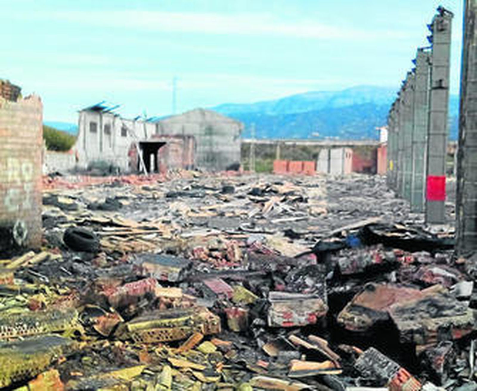 Los restos de la fábrica abandonada en Vélez-Málaga.
