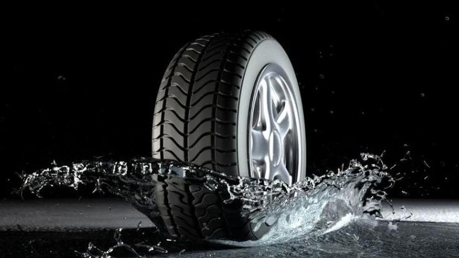 Si la rueda flota, mantén la dirección recta -imagina lo que pasará, sino, cuando vuelvas a recuperar el agarre- y no frenes -otro tanto-.