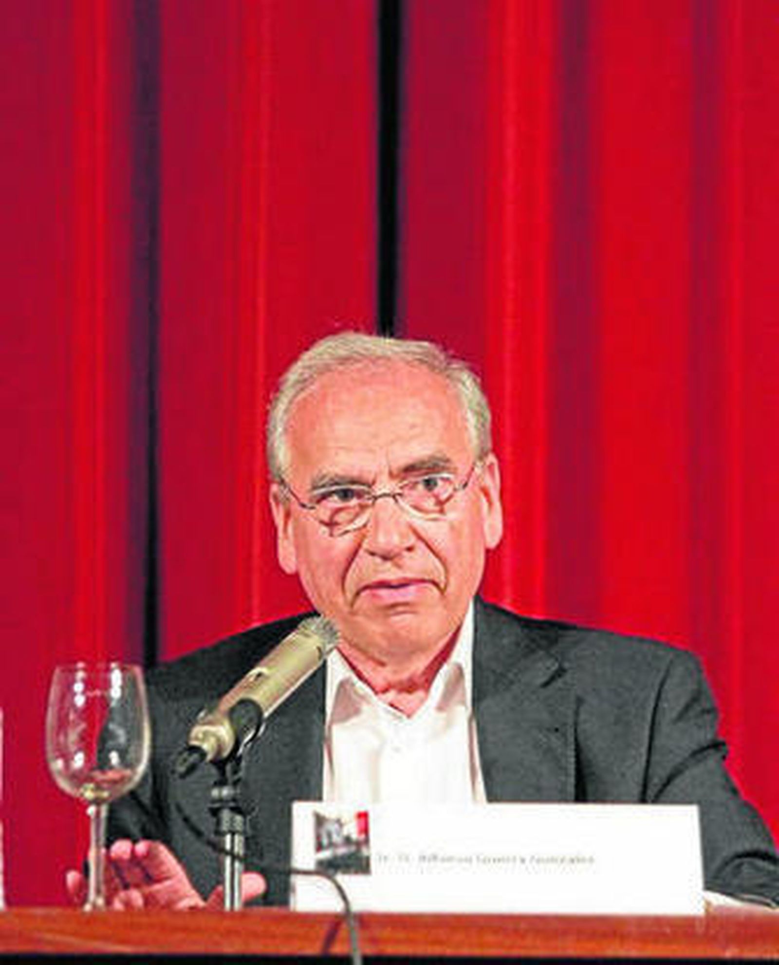 Alfonso Guerra observa una fotografía de su participación en el primer curso de verano de 1982 a su llegada al teatro.