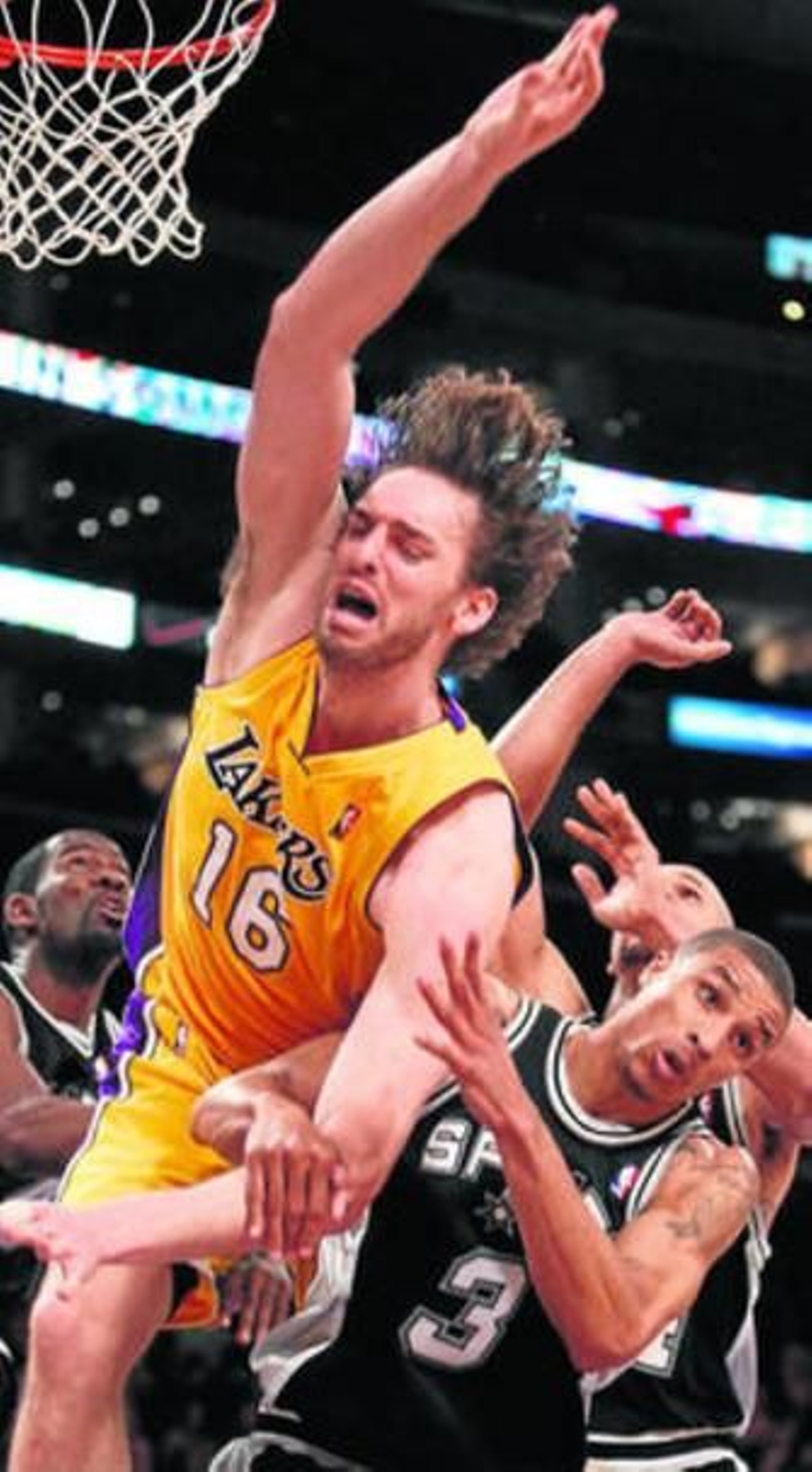 Pau Gasol se hace enorme ante los Spurs