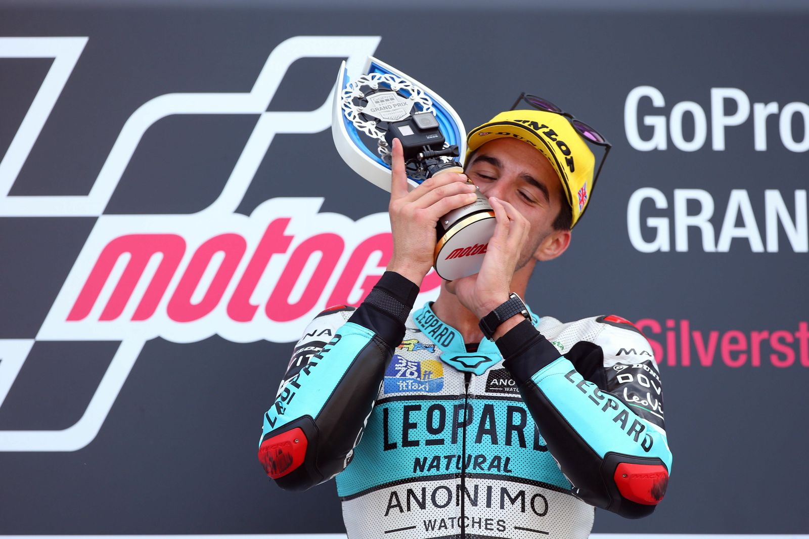 Marcos Ramírez besa el trofeo que le acredita como vencedor en Silverstone.