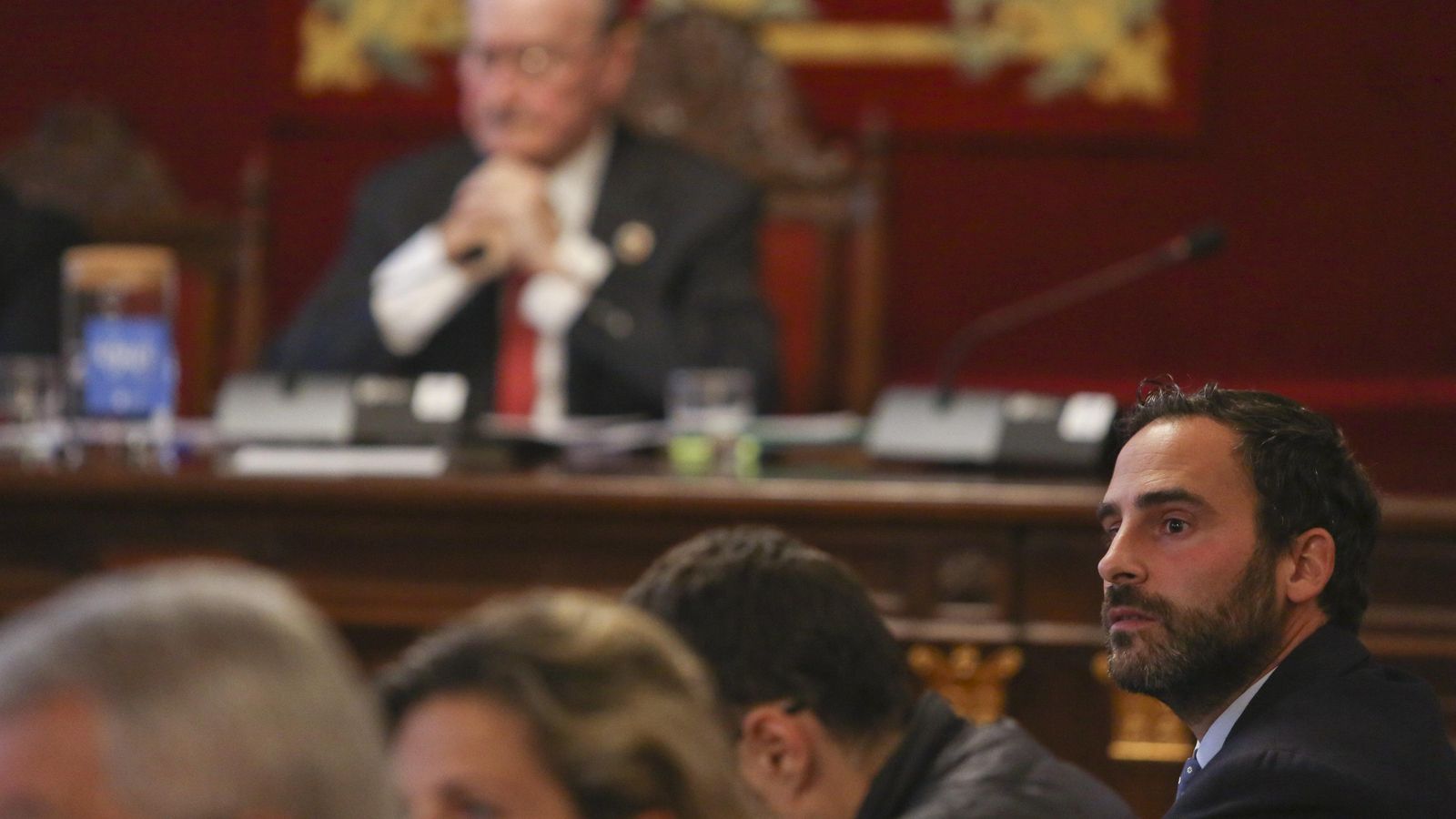 Daniel Pérez, precursor de la moción de censura, en primer plano, y al fondo, difuminado, el alcalde de Málaga.
