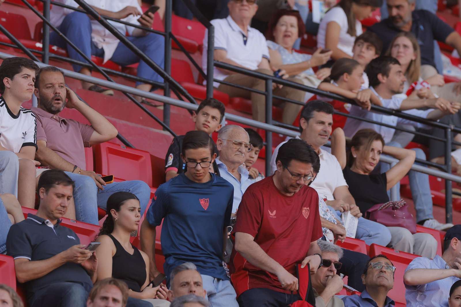 Búscate en las fotos del Sevilla-Español