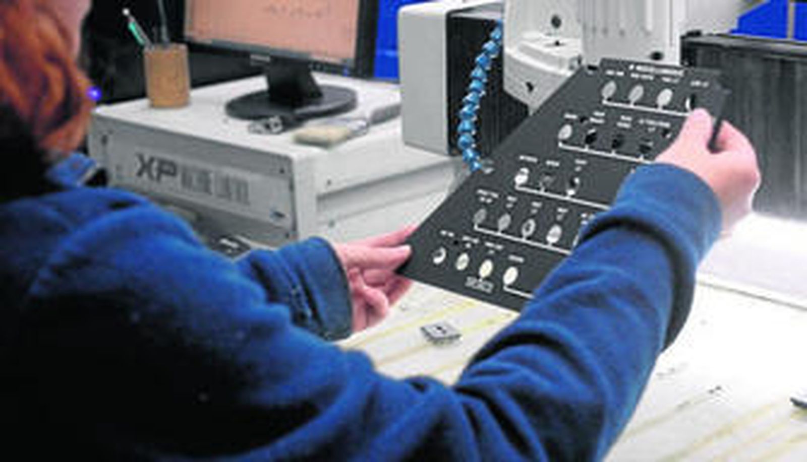 Una trabajadora de Grabysur con una de las piezas fabricadas por la empresa.