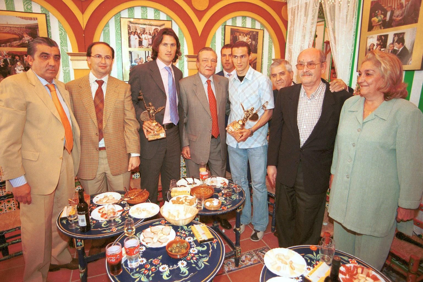En la Feria de 2002 junto al delantero sevillista Moisés y el bético Capi.
