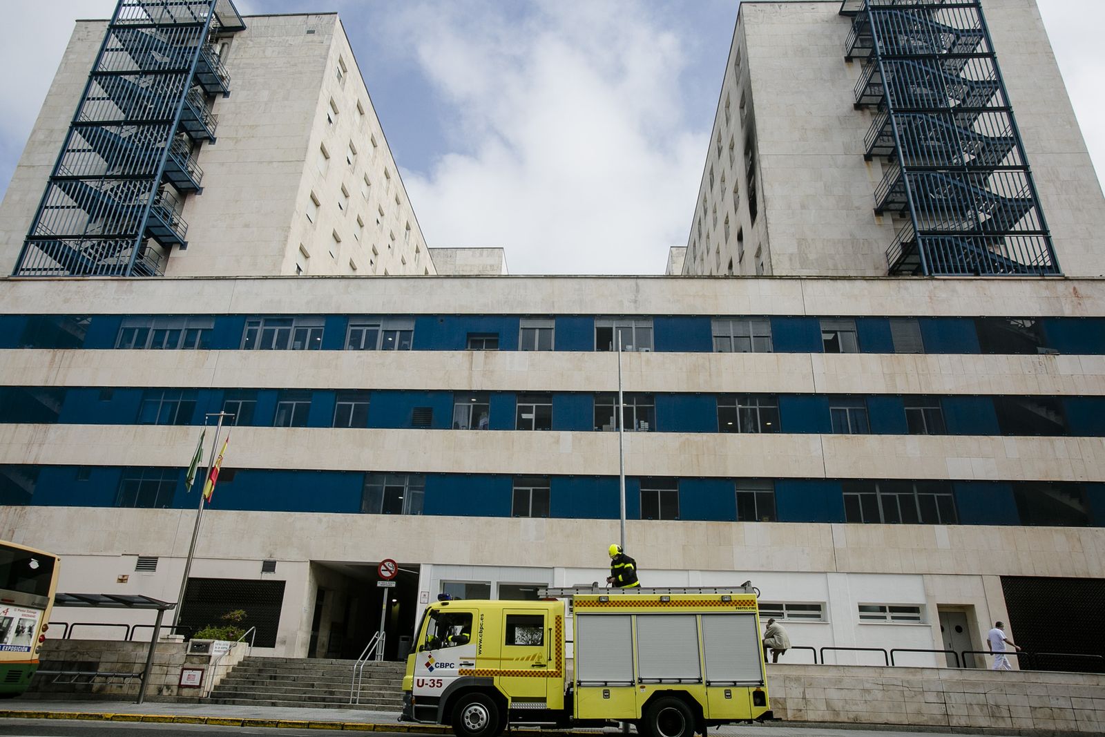 Un coche de bomberos permanecía esta mañana en el exterior del recinto hospitalario