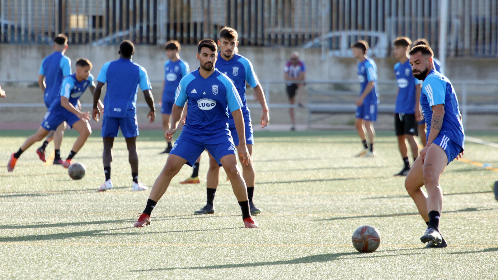 Adri Rodríguez, que ha comenzado a entrenar, junto a Juan Delgado en un rondo.