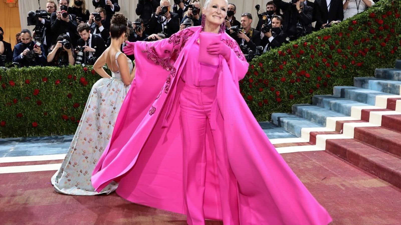 Glenn Close, vestido de pantalón y capa, fabulosa todo rosa chicle diseño de Valentino. La más 'pink' de la noche