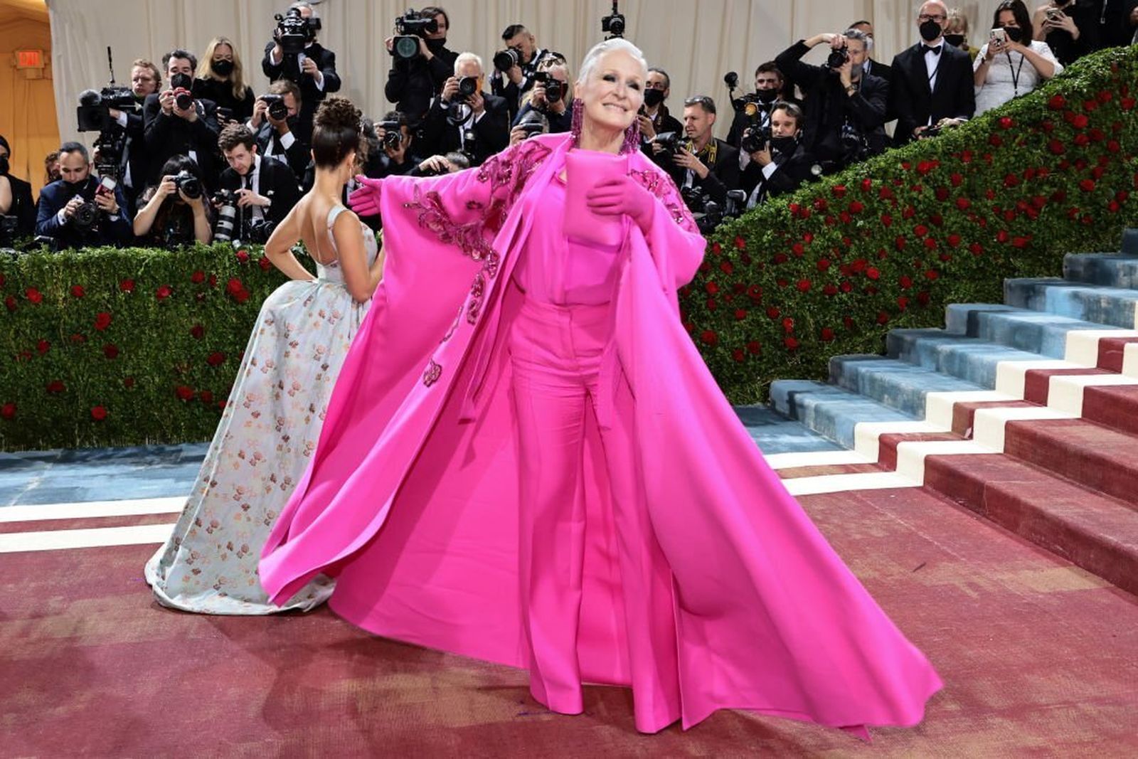 Glenn Close, vestido de pantalón y capa, fabulosa todo rosa chicle diseño de Valentino. La más 'pink' de la noche