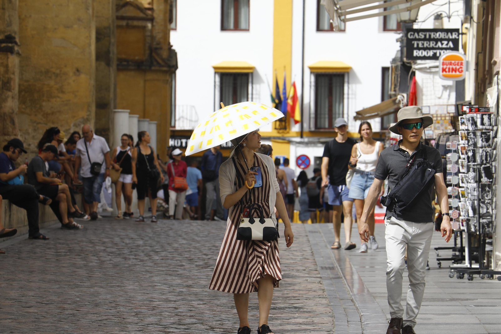 Los turistas visitan Córdoba en alerta roja por altas temperaturas, en fotografías